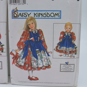 UNCUT Simplicity 7789 パターン、DAISY KINGDOM 子供用イベントドレス、ピナフォアエプロン、ピーターパンカラー＆リボン、/人形用 17 インチ衣装、サイズ 3-6 およびサイズ 5-8