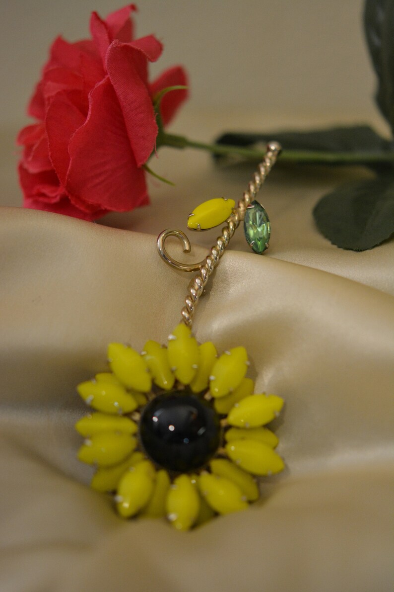 Cabachon Center Daisy Signed 50s Vintage WEISS Flower Brooch Prong Set Yellow Rhinestones Unusual Leaf Colors