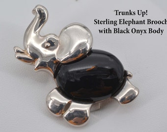 Rüssel hoch! Sterling Silber Elefant Brosche mit schwarzem Onyx Oval Cabochon Körper, Niedliche Figur, 1 1/2" x 1 1 1/8", Niedliche Figur, Tier, EUC