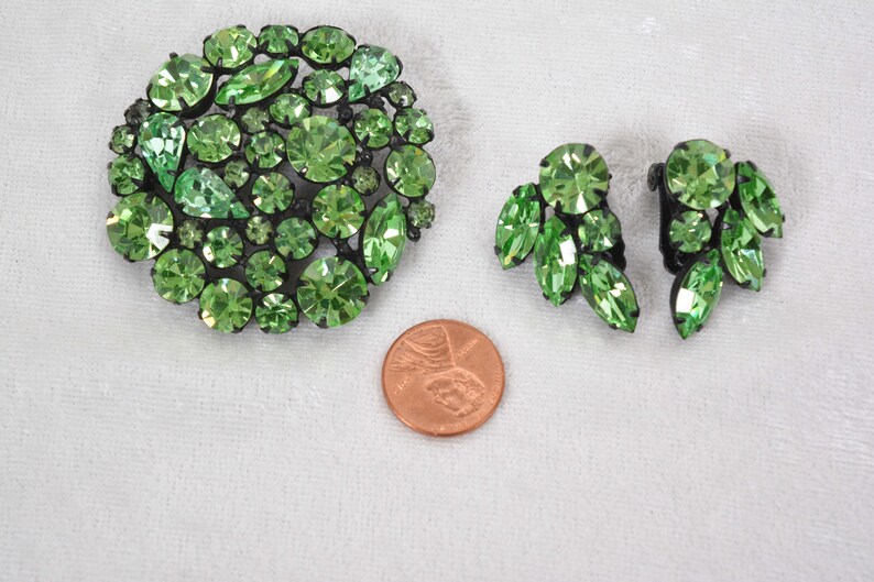 Black All Prong Set,Round,Teardrop Vtg 60s Navette Stones Bright Green Hold For Renee.....WEISS Green Japanned Brooch /& Earring Set