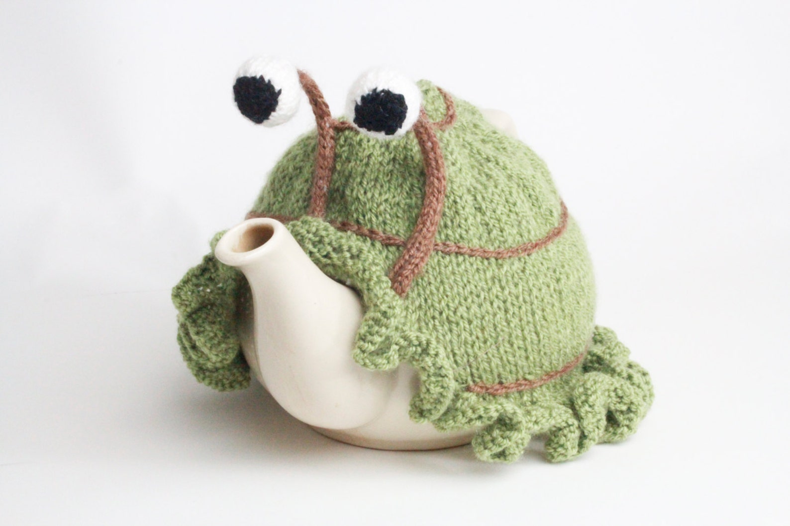 Snail tea cosy hand knitted with boggly eyes and frilly hem - 2 cup