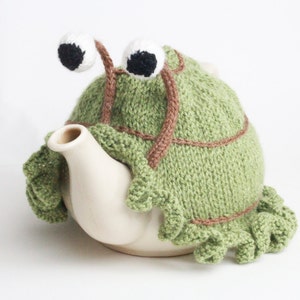 Green snail tea cosy with frilly bottom. Gift for tea lovers. Garden lovers gift image 3