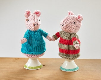 Egg Cosy Pigs van Rupert's House - handgebreid in wasbaar katoengaren.