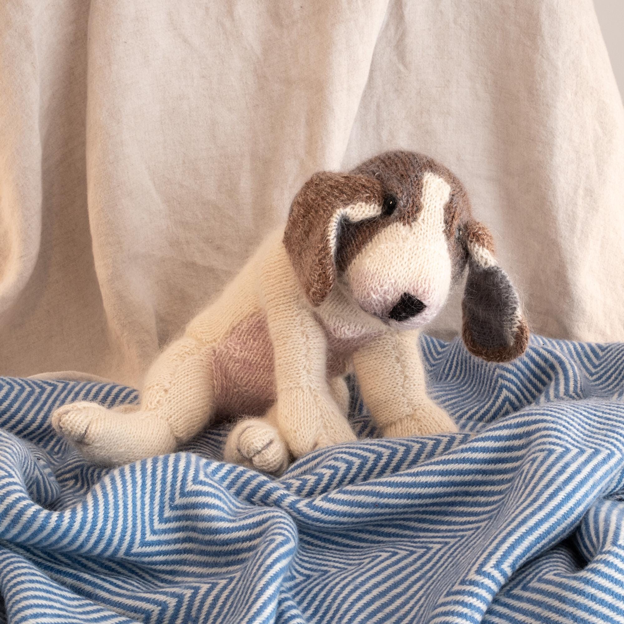 Beagle Puppy - Hand knitted from silk and alpaca yarn