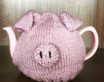 Funda para tetera Pink Pig con cola rizada. Tejida a mano. Un capricho para los amantes del té.