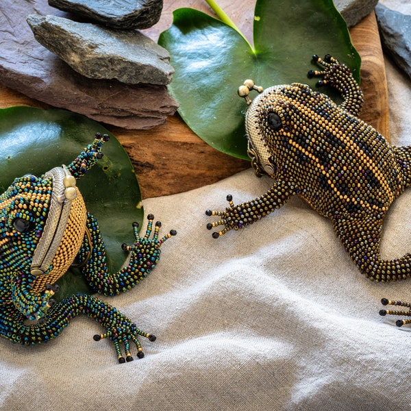 Frog Coin Purse, Hand beaded Bronzed Clip Clasp