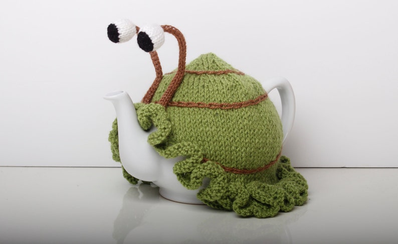 Green snail tea cosy with frilly bottom. Gift for tea lovers. Garden lovers gift image 2
