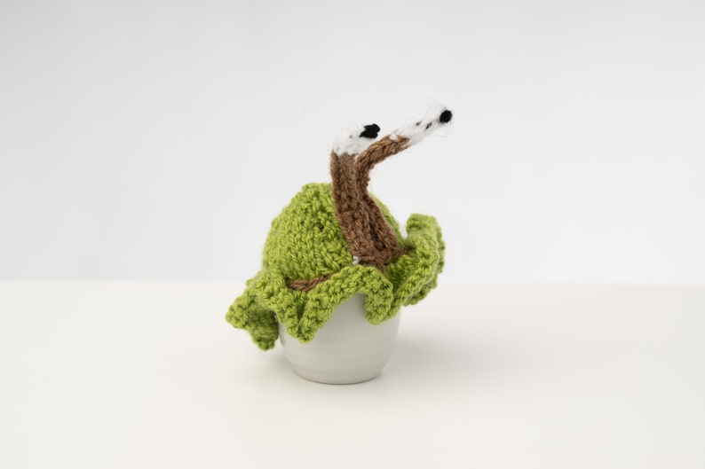 Green snail tea cosy with frilly bottom. Gift for tea lovers. Garden lovers gift image 5