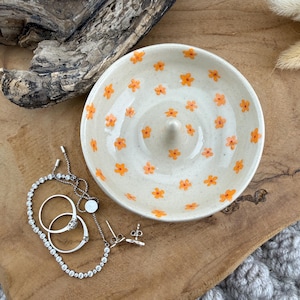 Ringschale aus Keramik, Schmuckschale, handbemalt und glasiert, Blumen, kleines Geschenk, liebevolles Mitbringsel, Schmuckablage, Blümchen
