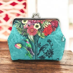 blaue Clipbörse mit Blumen und Vogel