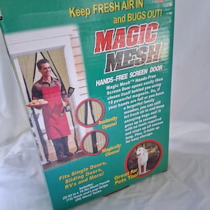 K&ouml;nnte beinhalten: Eine gr&uuml;n-wei&szlig;e Produktverpackung aus Karton f&uuml;r eine freih&auml;ndige Magic Mesh Fliegengittert&uuml;r. Die Verpackung enth&auml;lt Text, Produktbilder und listet den Inhalt auf, darunter zwei 210,8 cm x 49,5 cm gro&szlig;e Netzpaneele, zw&ouml;lf Klettstreifen und zwanzig Holzn&auml;gel.
