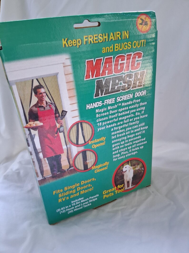 K&ouml;nnte beinhalten: Eine gr&uuml;n-wei&szlig;e Produktverpackung aus Karton f&uuml;r eine freih&auml;ndige Magic Mesh Fliegengittert&uuml;r. Die Verpackung enth&auml;lt Text, Produktbilder und listet den Inhalt auf, darunter zwei 210,8 cm x 49,5 cm gro&szlig;e Netzpaneele, zw&ouml;lf Klettstreifen und zwanzig Holzn&auml;gel.