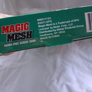 K&ouml;nnte beinhalten: Eine gr&uuml;ne Produktverpackung aus Karton f&uuml;r eine freih&auml;ndige Magic Mesh-Fliegengittert&uuml;r. Der Text lautet: Magic Mesh, Hands-Free Screen Door, MM011124, 2011 APG, Magic Mesh is a Trademark of APG, Licensed by Media Corp, LLC, Distributed by Allstar.