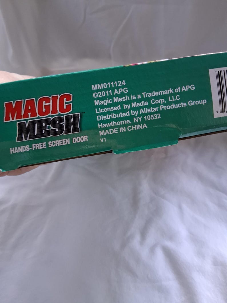 K&ouml;nnte beinhalten: Eine gr&uuml;ne Produktverpackung aus Karton f&uuml;r eine freih&auml;ndige Magic Mesh-Fliegengittert&uuml;r. Der Text lautet: Magic Mesh, Hands-Free Screen Door, MM011124, 2011 APG, Magic Mesh is a Trademark of APG, Licensed by Media Corp, LLC, Distributed by Allstar.