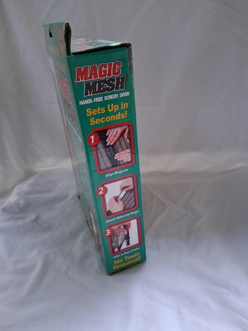 K&ouml;nnte beinhalten: Ein rechteckiger Produktkarton f&uuml;r eine freih&auml;ndige Magic Mesh-Fliegengittert&uuml;r. Die gr&uuml;ne Verpackung zeigt den Produktnamen in roter und wei&szlig;er Schrift sowie drei nummerierte Anleitungsbilder, die zeigen, wie man Magnete ausrichtet, Klebestreifen anbringt und das Gitter ohne Werkzeug am T&uuml;rrahmen befestigt.