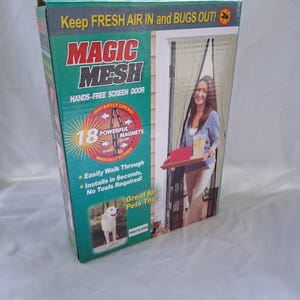 K&ouml;nnte beinhalten: Ein gr&uuml;n-wei&szlig;er Karton f&uuml;r eine freih&auml;ndige Magic Mesh Fliegengittert&uuml;r. Die Verpackung enth&auml;lt den Text Keep FRESH AIR IN and BUGS OUT, 18 POWERFUL MAGNETS und zeigt eine Person, die mit einem Tablett durch eine Fliegengittert&uuml;r geht.