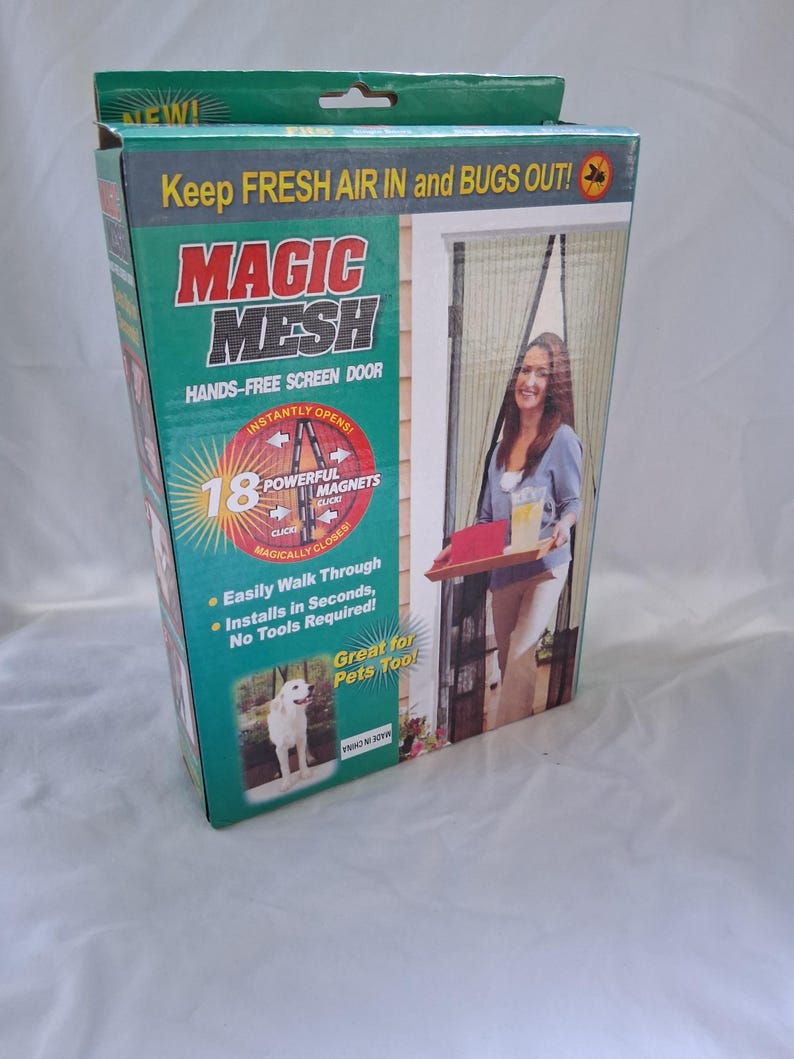 K&ouml;nnte beinhalten: Ein gr&uuml;n-wei&szlig;er Karton f&uuml;r eine freih&auml;ndige Magic Mesh Fliegengittert&uuml;r. Die Verpackung enth&auml;lt den Text Keep FRESH AIR IN and BUGS OUT, 18 POWERFUL MAGNETS und zeigt eine Person, die mit einem Tablett durch eine Fliegengittert&uuml;r geht.