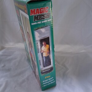 K&ouml;nnte beinhalten: Eine rechteckige Produktverpackung aus Karton f&uuml;r eine freih&auml;ndige Magic Mesh Fliegengittert&uuml;r. Die gr&uuml;ne Verpackung zeigt den Produktnamen in roter und wei&szlig;er Schrift, ein Bild einer Person, die durch eine Fliegengittert&uuml;r geht, sowie eine Liste kompatibler T&uuml;rtypen.