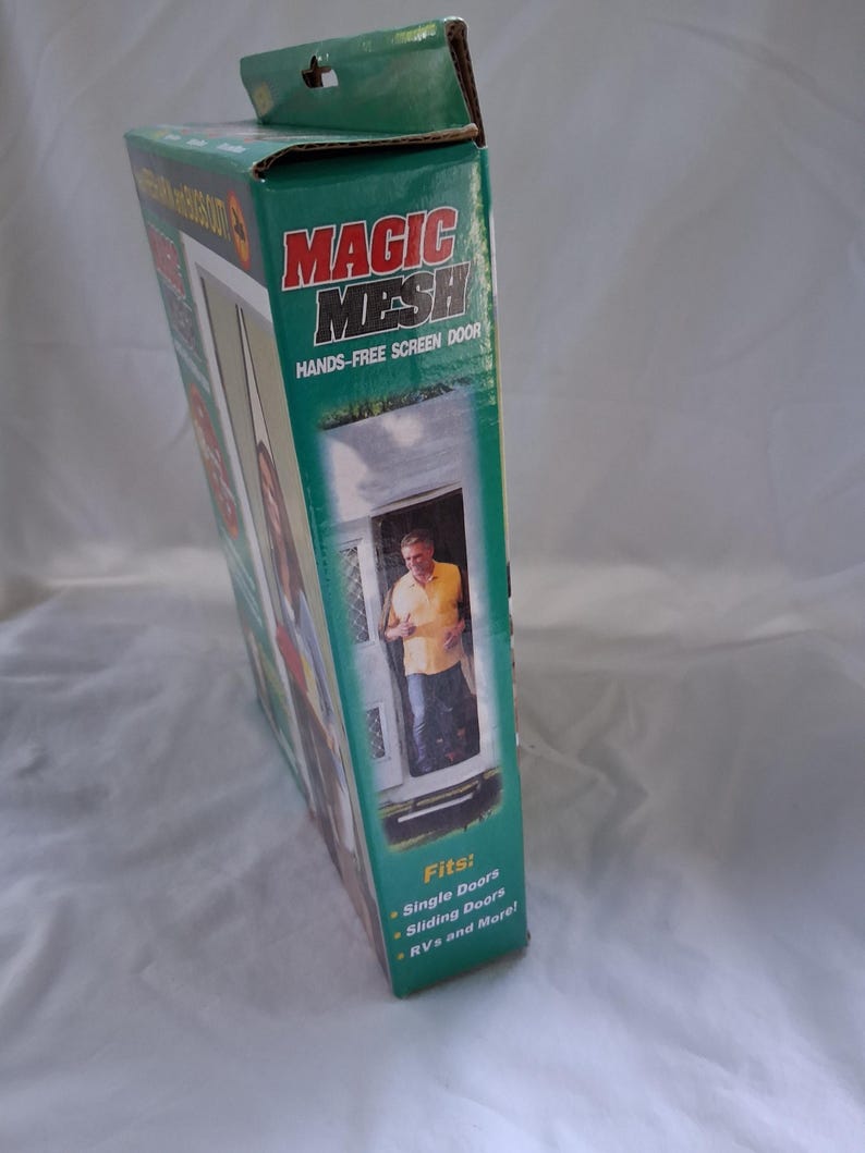 K&ouml;nnte beinhalten: Eine rechteckige Produktverpackung aus Karton f&uuml;r eine freih&auml;ndige Magic Mesh Fliegengittert&uuml;r. Die gr&uuml;ne Verpackung zeigt den Produktnamen in roter und wei&szlig;er Schrift, ein Bild einer Person, die durch eine Fliegengittert&uuml;r geht, sowie eine Liste kompatibler T&uuml;rtypen.