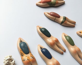 Imanes de cerámica de edición limitada hechos a mano con motivos de natación de verano del artista Junty