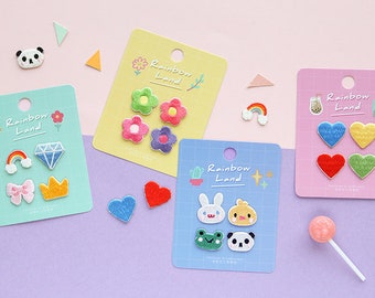 Parches termoadhesivos con temática infantil: corazones, flores, animales y arcoíris.