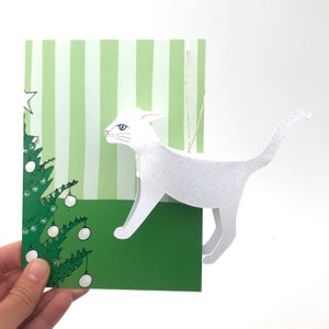 Carte de Noël avec ornement arbre à chat, chat blanc, cadeau petit chat.