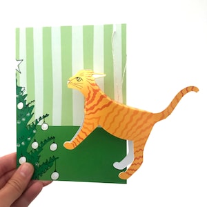 Carte de Noël avec décoration d'arbre à chat, chat roux, cadeau petit chat.