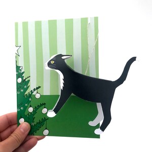 Carte de Noël avec ornement d'arbre à chat, chat smoking, cadeau petit chat noir et blanc.