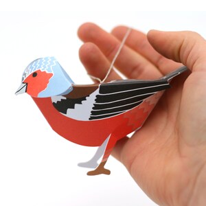 Carte de Noël avec décoration de pinson des arbres, carte pop-up, décoration d'oiseau pinson des arbres, art du papier