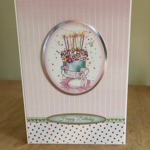 Gâteau d'anniversaire avec carte d'anniversaire sur le thème des bougies
