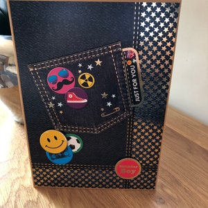 Boys Denim Jeans & Insignias Tarjeta de Cumpleaños Temática con Lámina de Oro