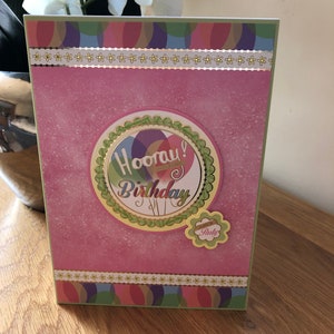 Cartão de aniversário com tema de balões para meninas ou meninos com um toque de folha dourada