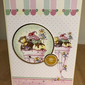 Carte mignonne d’anniversaire faite à la main de Sundae de crème glacée et de souris de chéri
