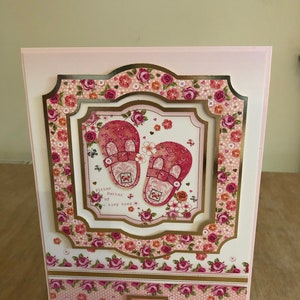 Nueva tarjeta de bebé niña con botas de bebé rosa