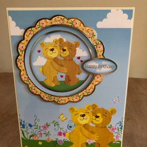 Estilo de dibujos animados abrazando osos tarjeta de cumpleaños