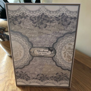 Antique Chic Lacy Doylee Thematiert ' Thinking of You ' Card mit Mutter von Pearl Effect Foiling