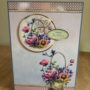 Verjaardagskaart met bloemen/bloemenmand als thema