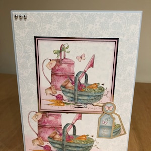 Cartão de aniversário feito à mão com tema de jardinagem caprichosa