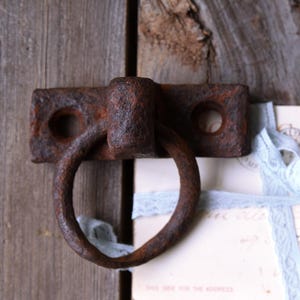 Antieke ijzeren trekring – primitief meubelbeslag voor kast of lade