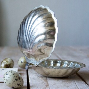 Vintage verzilverde kaviaarkom met deksel – schelpenschaal, schelpvormig servies, woondecoratie kust