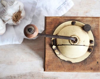 Vintage Wooden Coffee Grinder – Manual Coffee Mill with Metal Handle, Rustic Farmhouse Kitchen Decor
