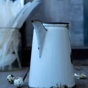 Vintage White Enamel Coffee Pot with Rustic Patina – Shabby Chic Farmhouse Pitcher, Garden Flower Container or Prop
