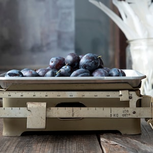 Vintage Beam Kitchen Scales with Removable Chrome Tray – Rustic Countertop Scale for Display, Photography, or Retro Home Decor