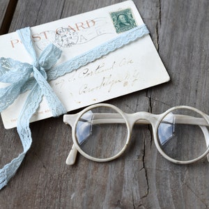 Antique White Round Eyeglasses 1920s – Lightweight Early Plastic Glasses – Rare Off-White Unisex Frames – Vintage Eyewear Collectible