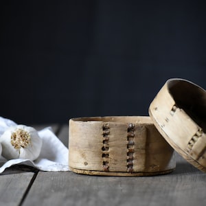 Vintage Wooden Box “Vitsik” – Antique Wooden Oval Box – Rustic Storage – Primitive Estonian Folk Decor – Natural Wood Accent