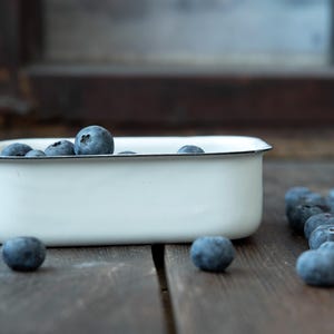 Vintage White Enamel Refrigerator Box – Enamel Storage Container – Farmhouse Enamelware – Food Photography Prop – French Country Decor