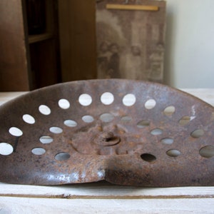 Antique Cast Iron Tractor Seat – Rustic Farmhouse Industrial Decor, Vintage Metal Seat for Bar Stool or Kitchen Counter Upcycling