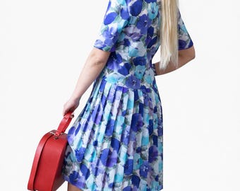 Vintage blauwe jurk met bloemen – plisséjurk met plooirok en kraag – romantische zomeroutfit