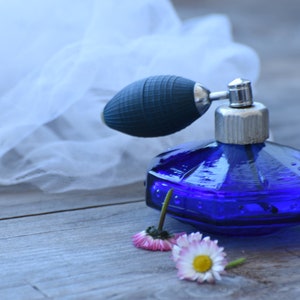 Vintage Cobalt Blue Perfume Bottle – Atomizer Glass Bottle – Vanity Decor – Old-Fashioned Perfume Flacon – Vintage Bathroom Accent