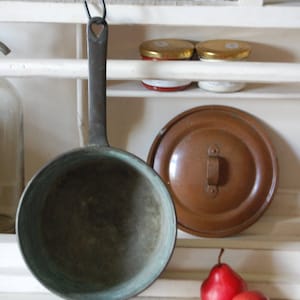 Antique Copper Pan – Vintage Kitchen Decor – Rustic Farmhouse Cookware – Wall Hanging Copper Pot – Aged Patina – Old French Kitchen